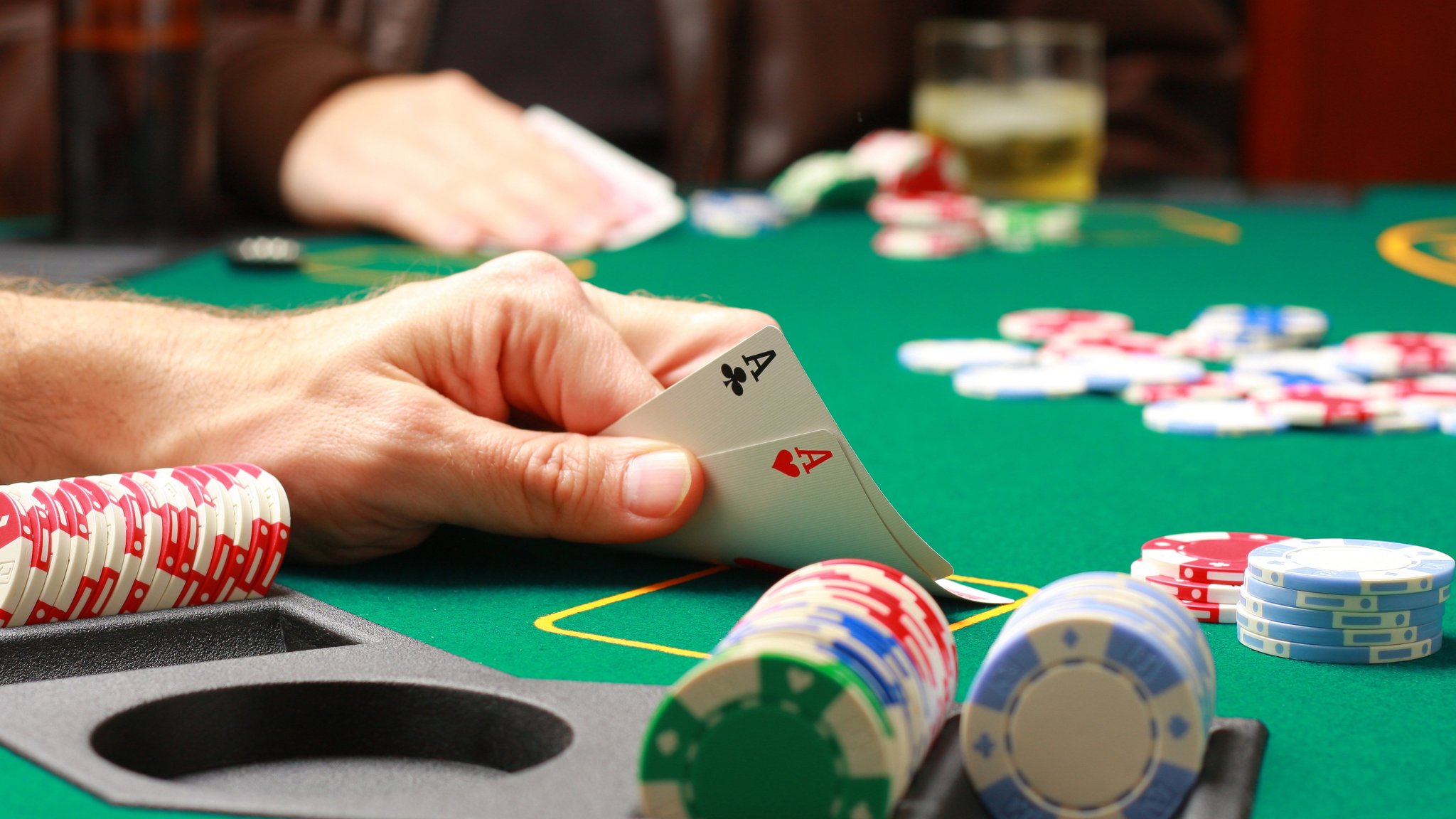 The Differences Between Online & Live Poker